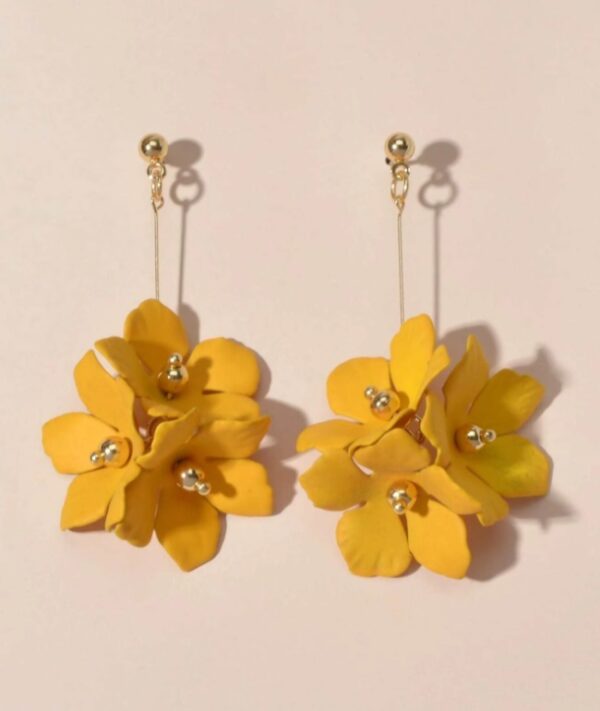 grote oorbellen, bloemen, statement, sieraden, hippe, leuke, mooie, geel